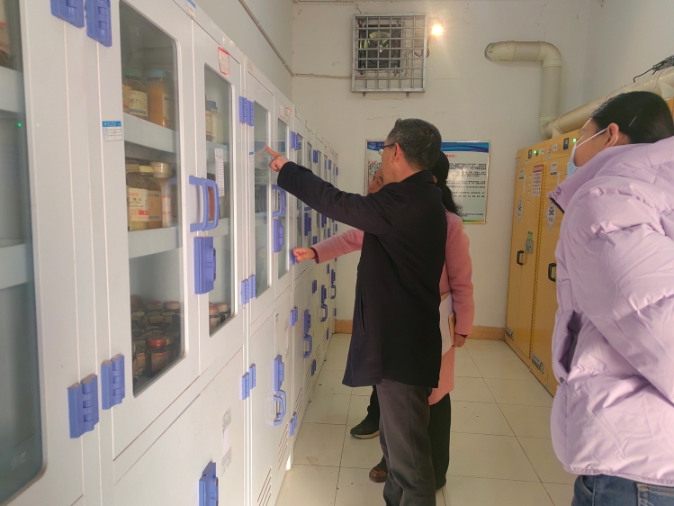 2026.01.15胡校长检查危化品库房(2) 2026.01.15胡校长检查危化品库房(2)