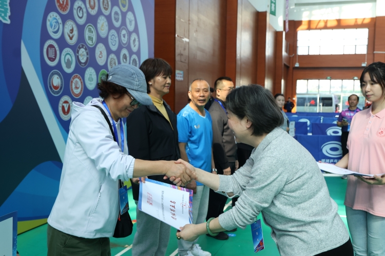 李红林为团体赛颁奖 (7) 李红林为团体赛颁奖 (7)