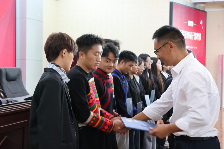 10.25学生换届大会8 10.25学生换届大会8